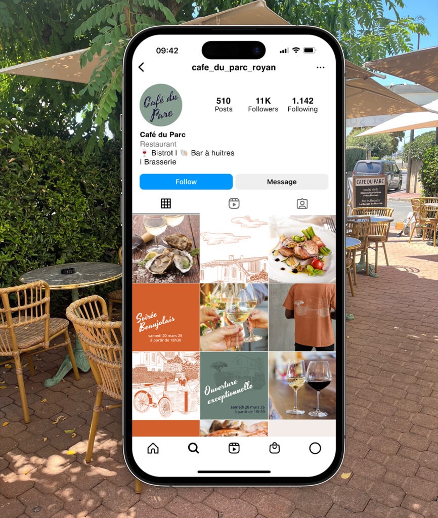 Mise en avant de la stratégie social media pour le Café du Parc par Gaëlle Geay : mockup de smartphone affichant le feed Instagram avec des publications graphiques cohérentes, incluant des illustrations de la bâtisse et des annonces d'événements.